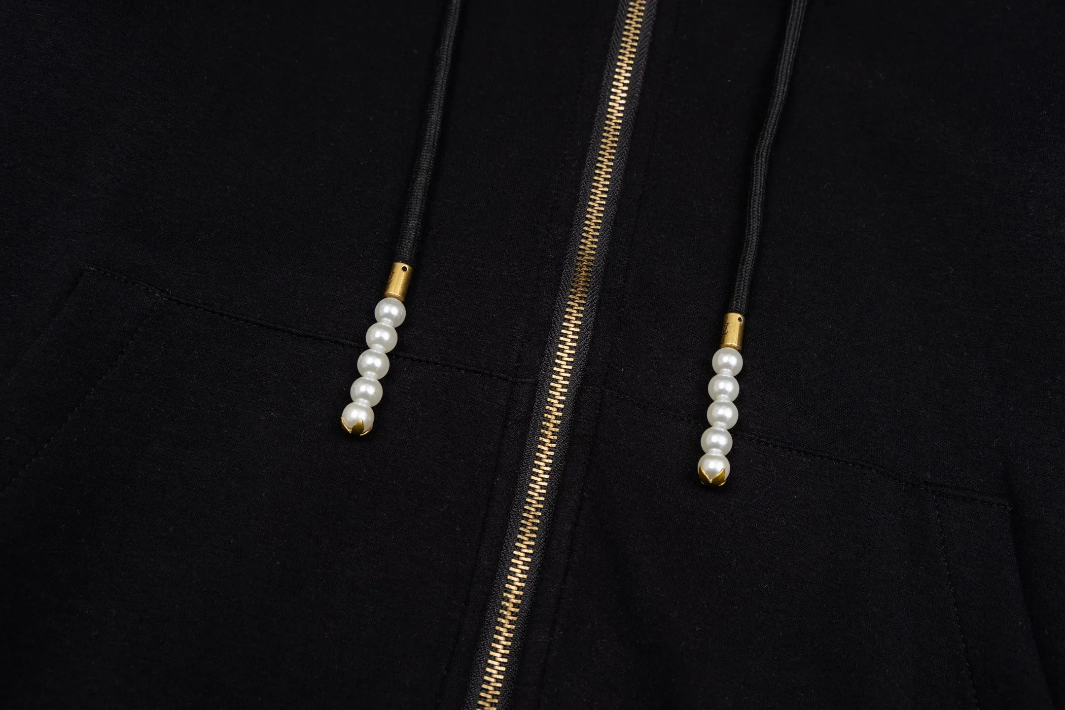🅿️480 1v Logo Embroidered Pearl Pendant Hooded Jacket (Black) Original purchase and development of 12,000 yuan. The fabric is made of 36S 400g double yarn double-sided fabric, with 32S 320g double yarn thread. The double yarn double-sided fabric has high quality and delicate feel. This fabric is usually made by winding two yarns, which adds drape and texture to the fabric. It has good breathability and moisture absorption, can effectively wick away sweat, and keep the body dry and comfortable. Marque L Uuitton deposee embroidery on the chest, simple letter pattern embellishment on the chest, and the letter size spacing effect is consistent. Using linen embroidery thread combined with encrypted processing, the embroidery body has a subtle matte visual texture; the embroidery effect is three-dimensional and full. The smaller the embroidery, the more sophisticated and demanding it is. The embroidery thread is made of imported material, which is more flexible and glossy than ordinary embroidery thread; the stitches are clear and smooth, and have a three-dimensional texture effect. The end of the drawstring is embellished with beads, and the zipper front is decorated with beaded Monogram flowers. The entire line has exclusive original developed pearl series accessories, and customized imported pearls of the same size are paired with new lettering metal compositions. String the pearls together according to a certain order and rules, choose high-quality pearls, the beading craftsmanship is fine, the material is safe and harmless, and the pearl beads add highlights. Size:S-M-L-XL